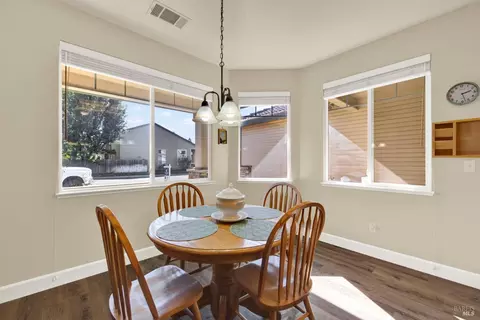Dining - 800 Alexander Dr, Dixon, CA 95620 photo 5 of 6