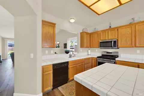 Kitchen - 800 Alexander Dr, Dixon, CA 95620 photo 6 of 9
