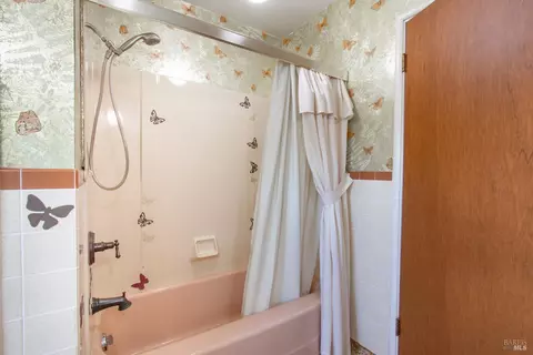 Bath - 125 Acacia Way, Vallejo, CA 94591 photo 3 of 8