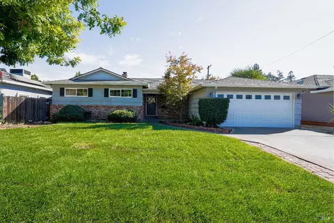 621 W D St S, Dixon, CA 95620