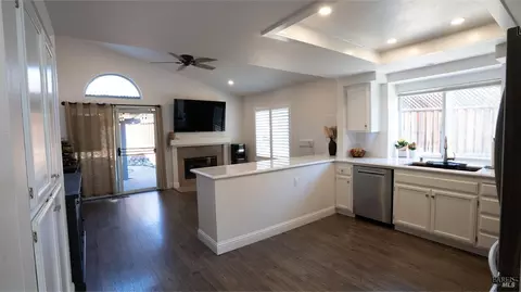 Kitchen - 284 Flametree Cir, Windsor, CA 95492 photo 2 of 2