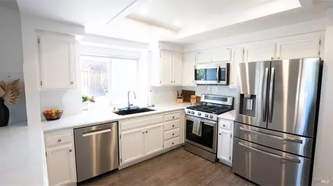 Kitchen - 284 Flametree Cir, Windsor, CA 95492 photo 1 of 2