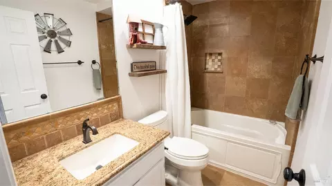 Bath - 284 Flametree Cir, Windsor, CA 95492 photo 4 of 4