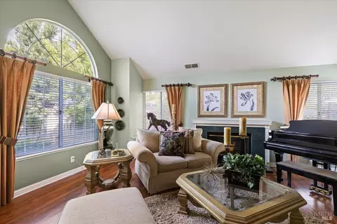Living - 181 Polaris Ct, Vallejo, CA 94591 photo 2 of 5