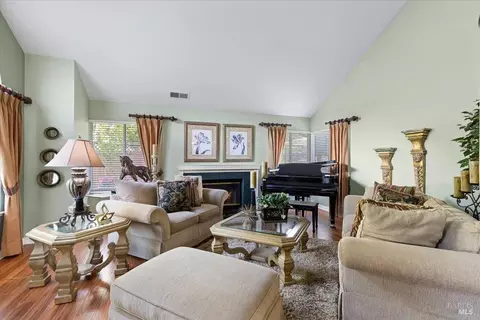 Living - 181 Polaris Ct, Vallejo, CA 94591 photo 1 of 5