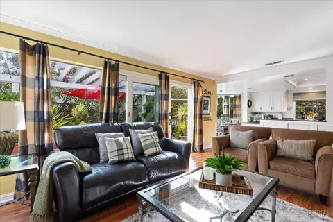 Living - 181 Polaris Ct, Vallejo, CA 94591 photo 4 of 5