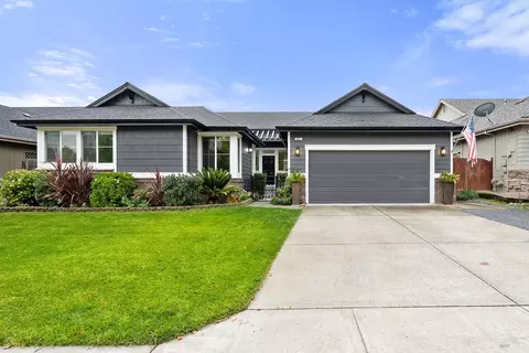 451 Healdsburg Ave, Cloverdale, CA 95425