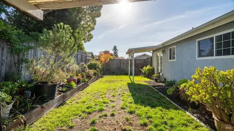 Exterior - 1300 Pacific Ave, Petaluma, CA 94954 photo 5 of 8