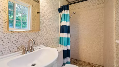 Bath - 1300 Pacific Ave, Petaluma, CA 94954 photo 2 of 2