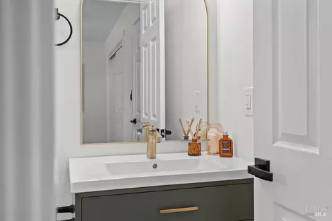 Bath - 121 La Brea St, Vallejo, CA 94591 photo 5 of 5