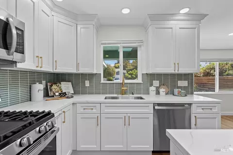 Kitchen - 121 La Brea St, Vallejo, CA 94591 photo 5 of 7