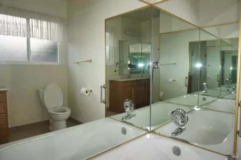 Bath - 112 Dyer Ct, Vallejo, CA 94591 photo 3 of 4