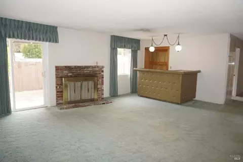Living - 112 Dyer Ct, Vallejo, CA 94591 photo 2 of 3