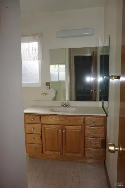 Bath - 112 Dyer Ct, Vallejo, CA 94591 photo 2 of 4