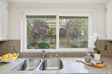 Kitchen - 426 Tamara Way, Windsor, CA 95492 photo 4 of 4