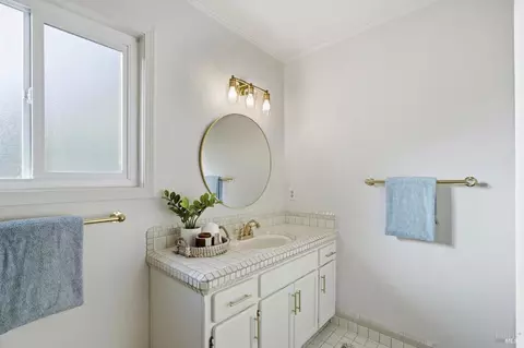 Bath - 426 Tamara Way, Windsor, CA 95492 photo 2 of 3