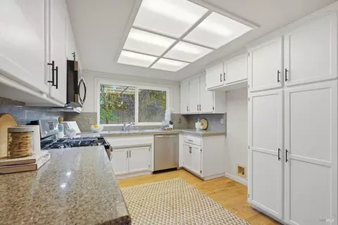 Kitchen - 426 Tamara Way, Windsor, CA 95492 photo 3 of 4