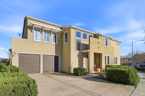 586 Sapphire St, Petaluma, CA 94952