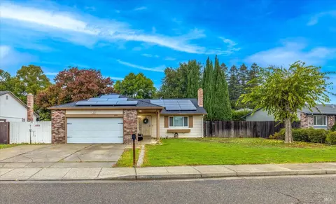 555 E Creekside Cir, Dixon, CA 95620