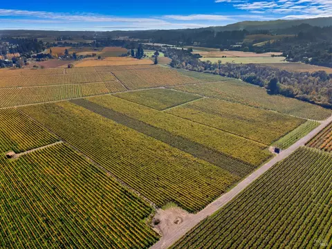 636 Dry Creek Rd, Healdsburg, CA 95448