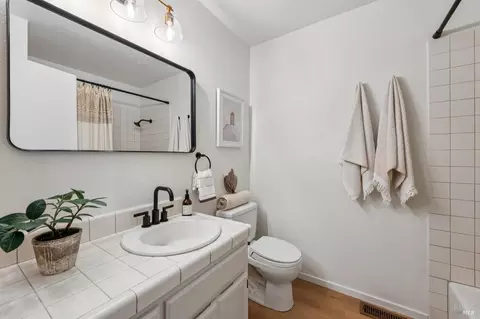 Bath - 659 Gregory Cir, Sonoma, CA 95476 photo 2 of 2