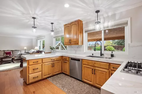8091 Hill Dr, Sebastopol, CA 95472