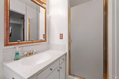 Bath - 1242 Poplar Ave, Willits, CA 95490 photo 1 of 3