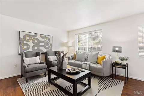 Living - 803 Daniels Ave, Vallejo, CA 94590 photo 3 of 5