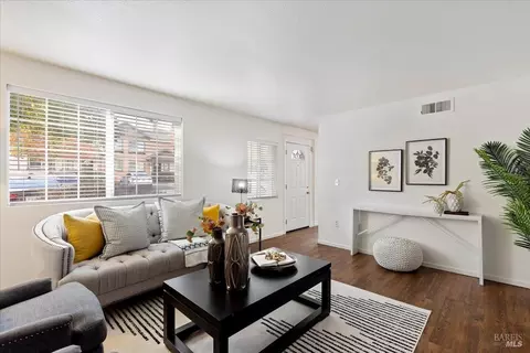 Living - 803 Daniels Ave, Vallejo, CA 94590 photo 4 of 5