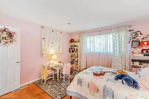 Bedroom - 3590 Burnside Rd, Sebastopol, CA 95472 photo 2 of 8