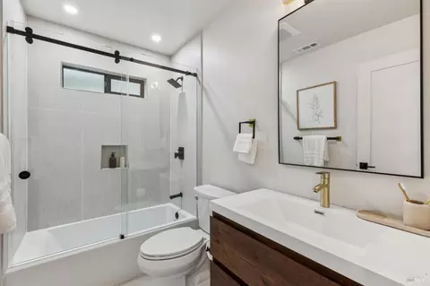 Bath - 145 Yolo St, Corte Madera, CA 94925 photo 7 of 9