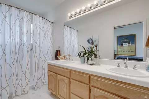 Bath - 30 Peninsula Ct, Napa, CA 94559 photo 3 of 3