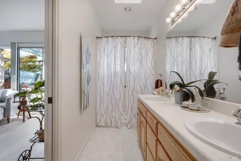 Bath - 30 Peninsula Ct, Napa, CA 94559 photo 2 of 3