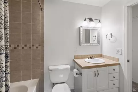 Bath - 337 Eldridge Ave, Vacaville, CA 95688 photo 3 of 3