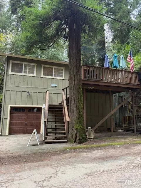 14707 Willow Rd, Rio Nido, CA 95471