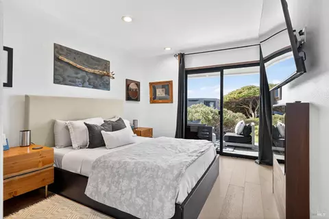 Bedroom - 21002 Heron Dr, Bodega Bay, CA 94923 photo 3 of 5
