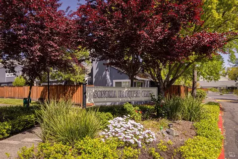 668 Racquet Club Dr, Rohnert Park, CA 94928