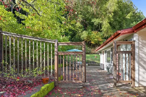14638 Jomark Ln, Occidental, CA 95465
