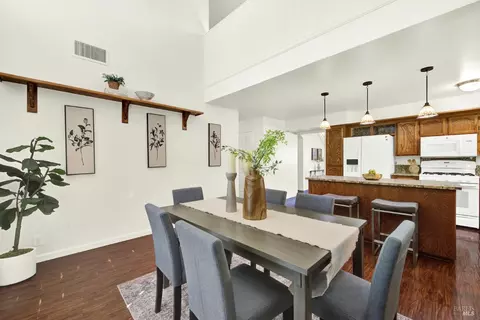 Dining - 1355 W H St, Dixon, CA 95620 photo 4 of 5