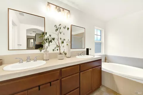Bath - 741 Greentree Cir, Fairfield, CA 94534 photo 4 of 5