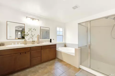Bath - 741 Greentree Cir, Fairfield, CA 94534 photo 3 of 5