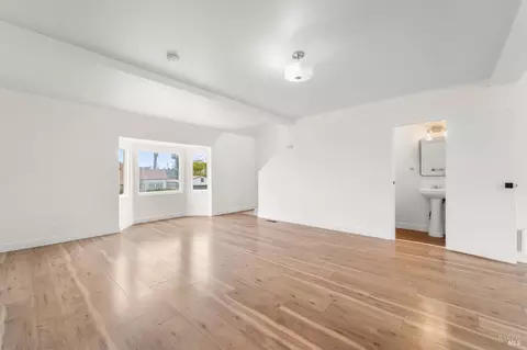 Living - 550 Steffan St, Vallejo, CA 94591 photo 9 of 12