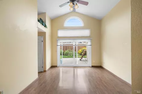 Living - 462 Eagle Ln, Vacaville, CA 95687 photo 3 of 4