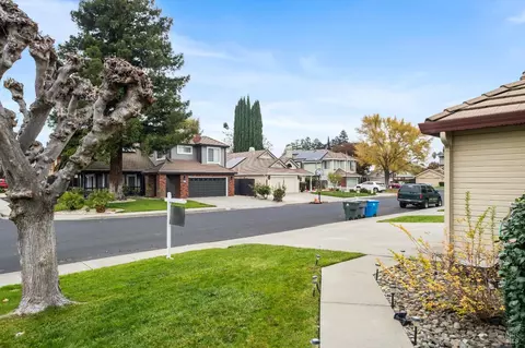Exterior - 462 Eagle Ln, Vacaville, CA 95687 photo 4 of 12