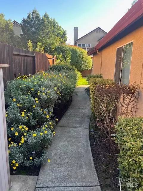 Exterior - 462 Eagle Ln, Vacaville, CA 95687 photo 5 of 12