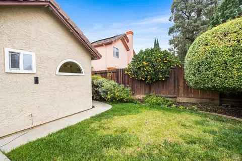 Exterior - 462 Eagle Ln, Vacaville, CA 95687 photo 10 of 12