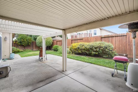 Exterior - 462 Eagle Ln, Vacaville, CA 95687 photo 6 of 12