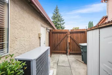 Exterior - 462 Eagle Ln, Vacaville, CA 95687 photo 11 of 12