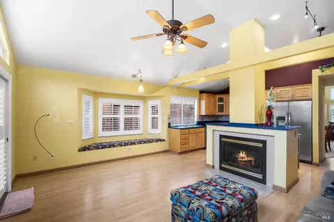 Living - 462 Eagle Ln, Vacaville, CA 95687 photo 2 of 4