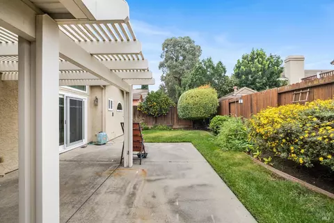Exterior - 462 Eagle Ln, Vacaville, CA 95687 photo 8 of 12